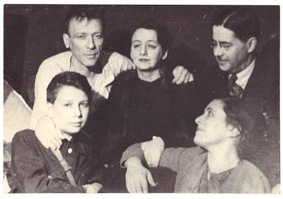 [Из архива семьи]. Подборка фотографий, документов и рукописей, связанных с Л.Е. 