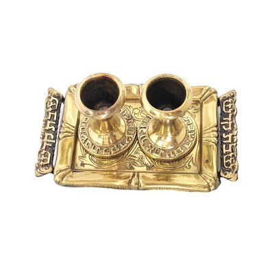 זוג פמוטים עם מגש. פריט וינטג' מהמם מיוצר על ידי חברת אופנהיים. 
מעולם לא היה בשימוש, ממש חדש!! 