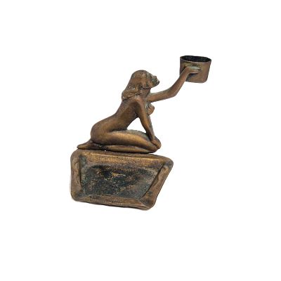 מאפרה ישנה. מאפרה עם דמות של אישה ערומה מחוברת למאפרה. 
ככל הנראה הייתה בשימוש רב.. 
רוחב : 10 