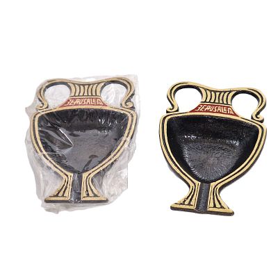 שתי מאפרות וינטג'. שתי מאפרות וינטג' שמעולם לא היו בשימוש כחדשות ממש בצורת כד. 
בחלקו העליון 