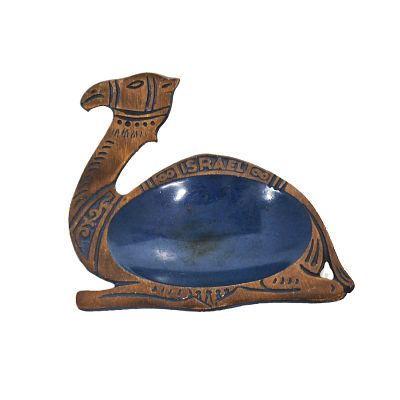 מאפרה וינטג'. מאפרה בצורת גמל עבודת יציקת פליז , תוצרת ישראל. במצב טוב. 
ציפוי אמייל כחול בוהק. 