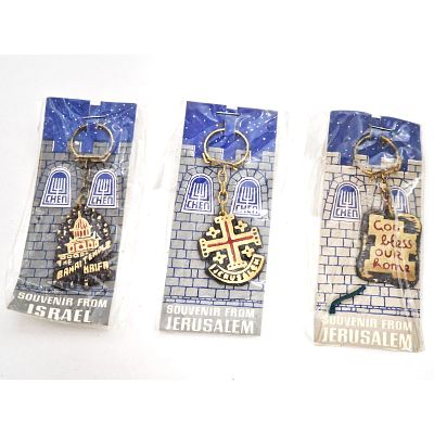 מזכרות מירושלים. שלושה מחזיקי מפתחות לתיירים כמזכרת מירושלים. 
אורכן כ - 8.5 ס"מ 
רוחבן כ- 3 ס"מ