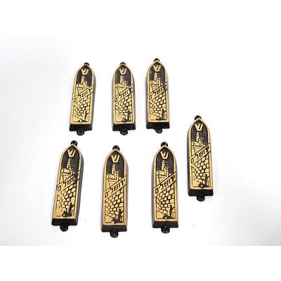 7 בתי מזוזה וינטג'
. בתי מזוזה יצוקים פליז מעולם לא היו בשימוש. תוצרת ישראל. 
אורך - 7.5 ס"מ 