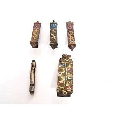 לוט מזוזות וינטג'. חמש בתי מזוזה עשויות יציקת פליז. 
באחת מהמזוזות נמצא קלף ישן . 
אורך המזוזה 