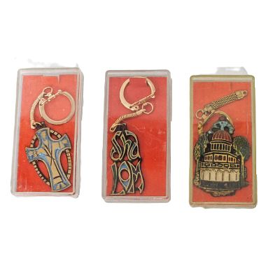 3 מחזיקי מפתחות "אופנהיים". מחזיקי מפתחות תוצרת ישראל משנות ה- 70 
יציקת פליז. 
אורכם כ 11 ס"מ 