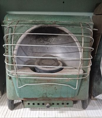 תנור נפט וינטג' ככל הנראה חברת פרידמן דילוקס. תנור נפט בריח של פעם 
משנות ה-60 
לא נבדקה תקינותו