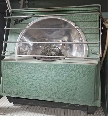 תנור נפט ישן ממותג. תנור וינטג' המצב טוב. 
גובה כ - 40 ס"מ רוחב כ- 37 ס"מ 
לא נבדקה תקינותו