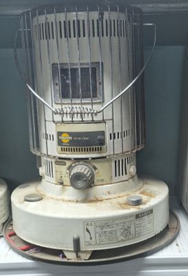 תנור נפט וינטג' ממותג בסה"כ מצב טוב. תנור ישן אלדין משנות ה 60 
לא נבדקה תקינותו.