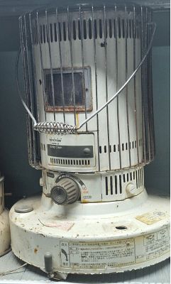 תנור נפט וינטג' ממותג. תנור ישן משנות ה 60 
לא נבדקה תקינותו.