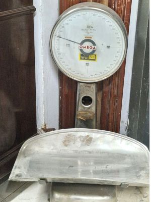 משקל נדיר OMEGA מעניין. משקל ישן במצב טוב ממותג אומגה וכן תווית מאזני ישראל ככל הנראה מדבקת 