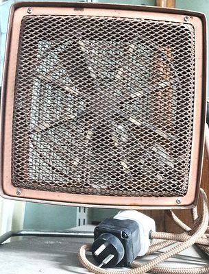 תנור על חשמל וינטג' מעניין ומיוחד. תנור וינטג' יפה 
סה"כ גובה כ-30 ס"מ רוחב כ- 24 ס"מ 
עובד תקין