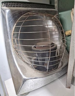 תנור נפט ישן משומש במצב טוב. תנור וינטג' שהיה כמעט בכל בית , נוסטלגיה. 
נהגנו בילדות לחמם עליו 