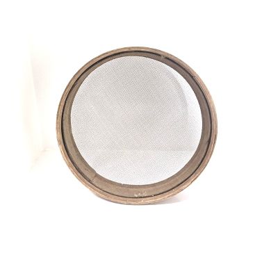 נפה עתיקה. קוטר הנפה - כ 42 ס"מ 
מסגרת הנפה מעץ