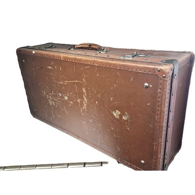 מזוודה ישנה צרפתית עם מפתח. פריט אספני ישן תוצרת צרפת , המזוודה עשויה עור , יש לה מפתח 
יש קצת 