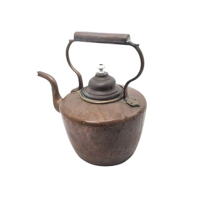 קומקום תה גדול ישן. פריט מדהים של קומקום וינטג' עשוי נחושת אדומה, בעל ידית מוצקה הוא דיי כבד 