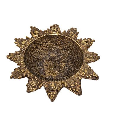 מאפרה יצוקה וינטג'. מאפרה מיוחדת מעוטרת בתבליטי המזלות 
עבודת ריקוע מדויקת. עשוי מפליז .חתומה 