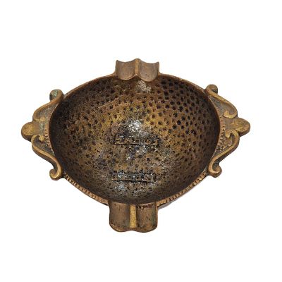 מאפרה תוצרת ישראל חתומה. פריט יפה יצוק פליז עם עיטורים בצדדים. 
אורך -12 ס"מ 
רוחב -10.5 ס"מ 