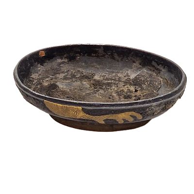 מאפרה יצוקה . מאפרה אובלית תוצרת HONG KONG 
יציקת מתכת. 
אורך - 10.5 ס"מ רוחב - 7 ס"מ