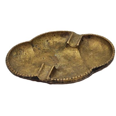 מאפרה יצוקה בצורה מעניינת. פריט יפה ומדויק בקו נקי. יצוק פליז וינטג' 
אורך16 ס"מ 
רוחב - 10.5 ס"מ