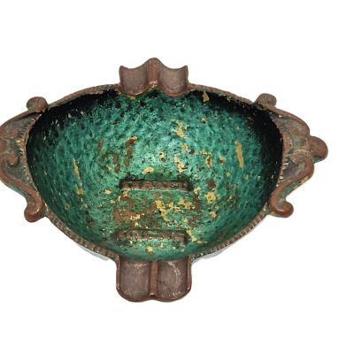 מאפרה יצוקה פליז דייגי. מאפרה תוצרת חברת DAYAGI , תוצרת ישראל, חתום. 
אורך - 12 ס"מ 