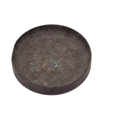 מאפרה וינטג' מתכת. מאפרה וינטג' בקו נקי.. 
קוטר - 8 ס"מ 
גובה - 1.5 ס"מ