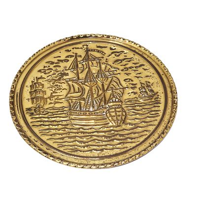 צלחת רקועה - תבליט של סירות מפרש לתליה על קיר. פריט אומנותי יפה של צלחת עשויה נחושת .הצלחת 