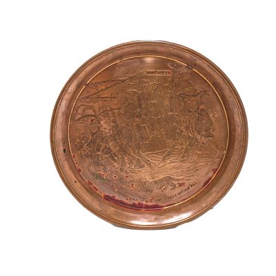 מגש נחושת אדומה. וינטג'. צלחת מנחושת בעבודת חריטה מדוייקת של ארבעה גברים על סוס, נראה כמו שלקוח 