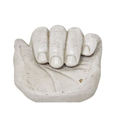 כף יד קפוצה וינטג' מעץ מעניינת. פריט מדהים של כף יד מגולפת בעץ צבוע לבן , וינטג' 1975 
מאחור שני 