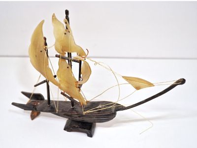 סירת מפרש וינטג'. הפרשי הסירה עשויים עצם, פריט מיוחד מאוד 
חוטי המפרש קרועים בחלקם 
הסירה דורשת 