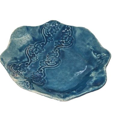 קערת נוי עבודת יד. קערה מיוחדת במינה חתומה ביד האומן מצופה אמייל 
עם דוגמת פרחים שמוטבעים בה.. 