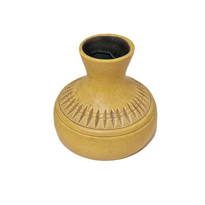 כד לפרחים מבית היוצר צבי. כד מקרמיקה, עבודה מושלמת חתום. 
קוטר הבסיס - 17 ס"מ 
קוטר פתח עליון - 