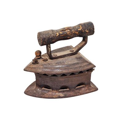 מגהץ פחמים ישן מתחילת המאה לערך - חתום. פריט ישן ומדהים עשוי ברזל כבד , ניתן לפתוח את המגהץ על 