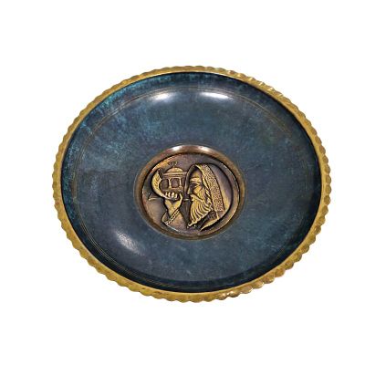 צלחת נחושת לתליה וינטג'. צלחת נחושת מעוצבת עם תבליט של רב תוקע בשופר. 
קוטר - 19 ס"מ 
גובה - 3.5 ס"מ