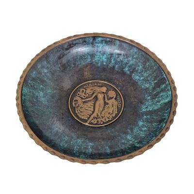 צלחת נחושת לתליה וינטג'. צלחת לתליה עם עבודת תבליט , תוצרת ישראל 
קוטר - 19.5 ס"מ 
גובה - 2.5 ס"מ