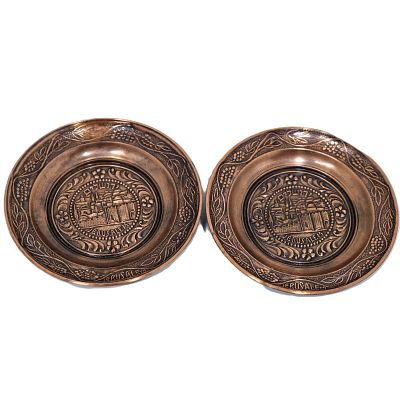 שתי צלחות נחושת לתליה. קוטר - 14.5 ס" מ 
תבליט של ירושלים על שתי הצלחות