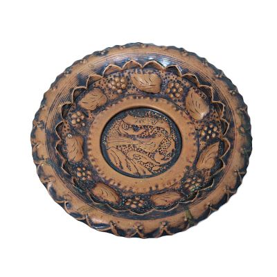 צלחת לתליה וינטג'. צלחת נחושת אדומה עם עבודת תבליט מדויקת ויפה 
קוטר - 19 ס"מ