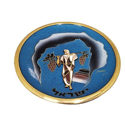 צלחת נחושת מצופה אמייל וינטג'. עבודה ישראלית יפה של אדם נושא אשכול ענבים.. 
קוטר - 29 ס"מ