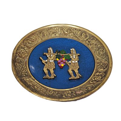 צלחת נחושת וינטג'. צלחת מיוחדת עם דמיות המרגלים ואשכול הענבים.. 
ציפוי אמייל.. 
קוטר - 25 ס"מ