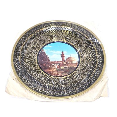 צלחת נחושת לתליה. צלחת מעוצבת ובמרכזה תמונה של טבריה.. 
קוטר - 21 ס"מ