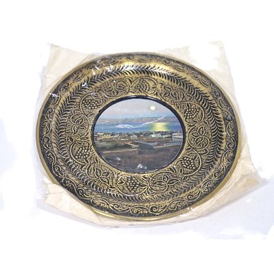 צלחת נחושת לתלייה. צלחת מעוטרת ובמרכזה תמונה של טבריה והכנרת.. 
קוטר - 21 ס"מ