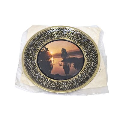 צלחת נחושת לתליה. צלחת לתליה עם תמונה של הכנרת במרכזה.. 
קוטר - 15.6 ס"מ