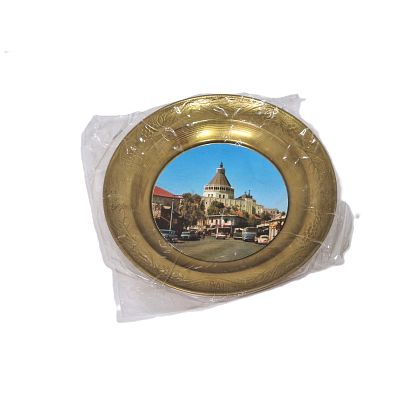 צלחת לתליה מנחושת. במרכז הצלחת תמונה מירושלים. 
קוטר - 14.5 ס"מ