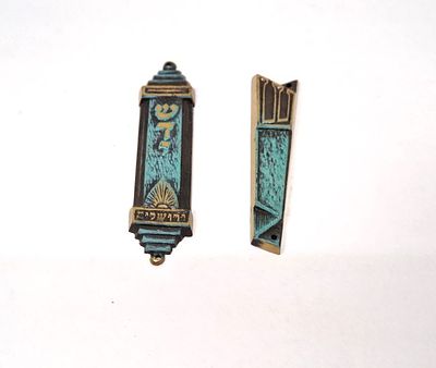 שתי בתי מזוזה עשויים נחושת תוצרת ישראל חתומים. 
מתאימים לקלף גודל 6 ס"מ 
אורך האחד - 9 ס"מ 