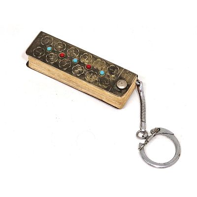 פנקס טלפונים וינטג'. מחזיק מפתחות מעוצב ככל הנראה נחושת מצופה כסף.. ומשובץ 
בתוכו פנקס טלפונים. 