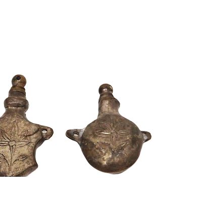 שני בקבוקים לבושם לתליה כשרשרת. שני בקבוקוני בושם.. עשויים נחושת 
אורך הבקבוקון - כ 4.5 ס"מ 