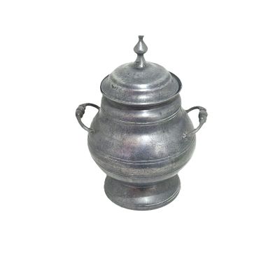 כלי למרק ישן חתום. פריט ישן ושמור עשוי בדיל 
גובה הכלי - 20 ס"מ (לא כולל המכסה ) 
קוטר של בכלי 