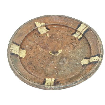 צלחת חמר ישנה מעניינת. צלחת לפירות או תחתית עשויה חמר .רואים שנשברה בעבר וסדרו את השברים.. 
קוטר 