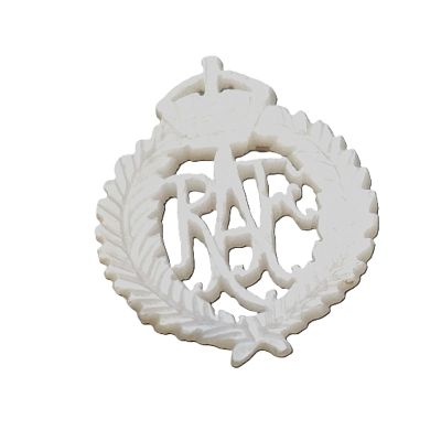 סיכה ליופי. סיכה של חיל האוויר הקנדי חתום עשוי צדף. 
בני המשפחה נהגו ללכת עם זה כגאווה על יקירם 