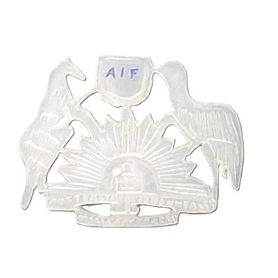 סיכה ליופי. סיכה עבודת יד על צדף, כתכשיט לבני המשפחה של אותו לוחם 
רוחב 4 ס"מ 
אורך 3 