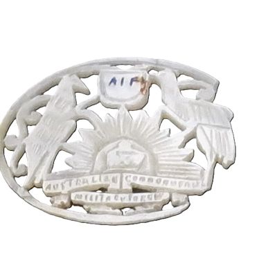 סיכת צדף ישנה ליופי. עבודת יד כתכשיט ממלחמת העולם הראשונה . 
קרובי המשפחה נהגו לענוד את הסיכה 